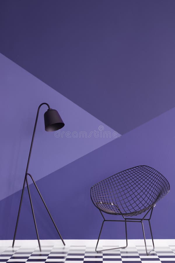 Asymmetrisk violett vägg i modern vardagsruminre med mött fotografering för bildbyråer Asymmetrisk violett vägg i modern vardagsruminre med mött fotografering för bildbyråer