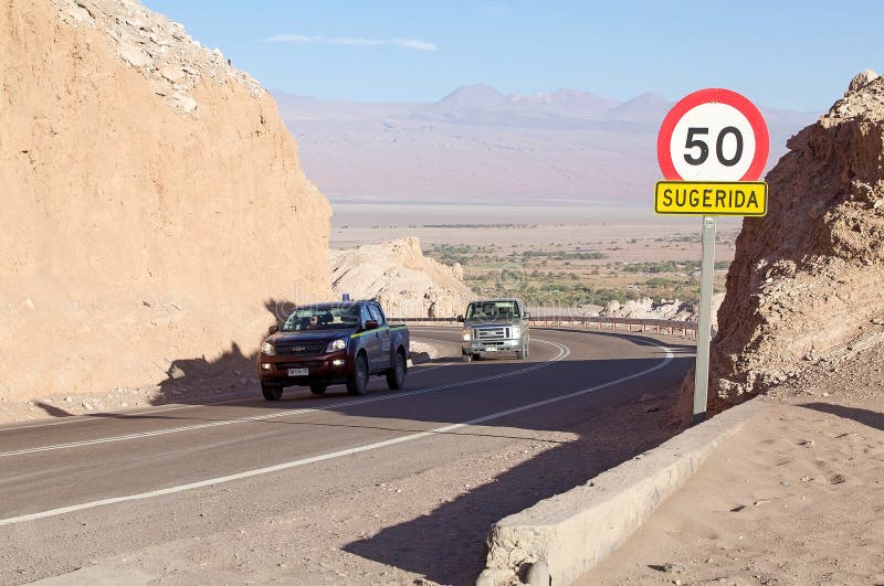 Samochody wzdłuż drogowego trought Atacama pustynia, Chile Atacama pustynia jest plateau w Ameryka Południowa, pasek ziemia wybrzeże pacyfiku za zachód od Andes gór,