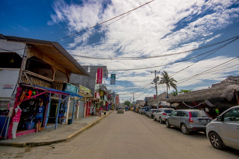 ATACAMES ECUADOR - mars 16, 2016: Den Steet sikten av strandstaden som lokaliseras på Ecuador nordliga Stillahavskusten lokaliser royaltyfri foto ATACAMES ECUADOR - mars 16, 2016: Den Steet sikten av strandstaden som lokaliseras på Ecuador nordliga Stillahavskusten lokaliser royaltyfri foto