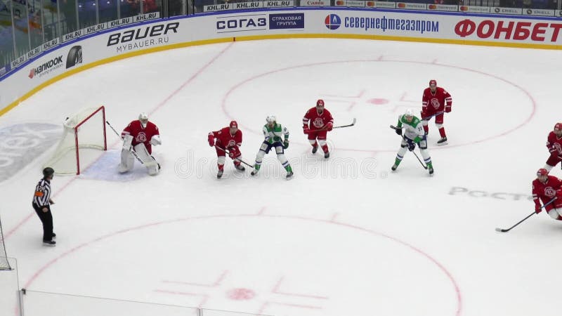 Atak na bramę drużyn witiaz podczas gry w hokeja witiaz kontra salawat jułajew