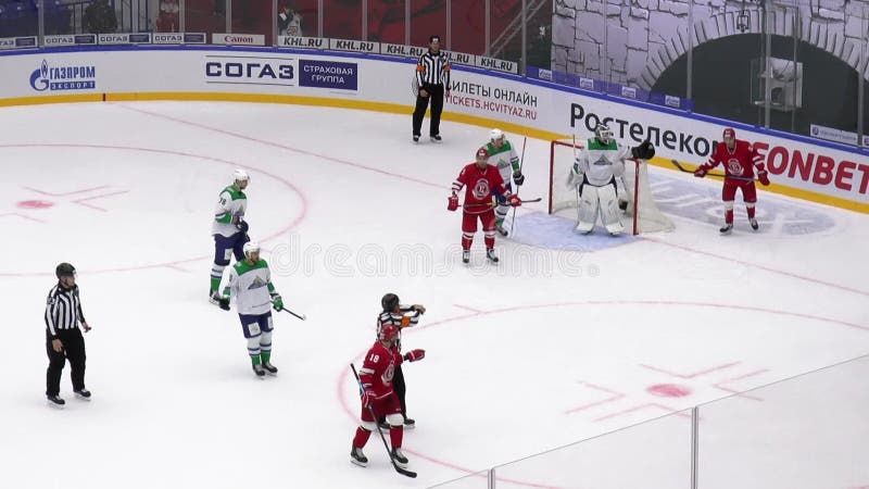 Atak na bramę drużyny salawat yulajew podczas gry w hokeja witiaz kontra salawat yulajew