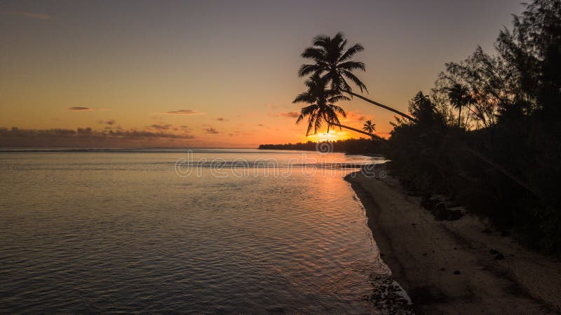 Atardecer en la pequeña isla de Rarotonga imagenes de archivo Atardecer en la pequeña isla de Rarotonga imagenes de archivo