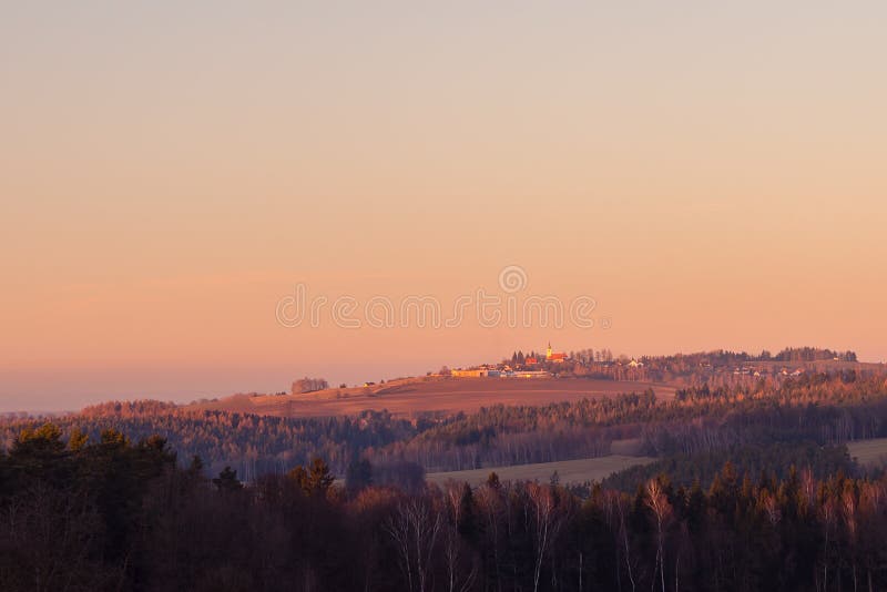 Atardecer sobre el paisaje rural con aldea fotografía de archivo Atardecer sobre el paisaje rural con aldea fotografía de archivo