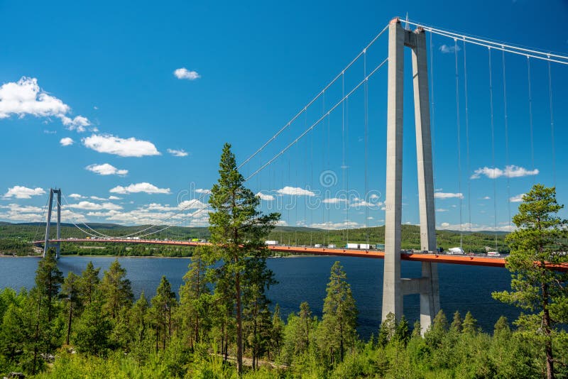 En Puente Colgante En La Alta Costa En Suecia Imagen editorial - Imagen de verde, verano: 137405650