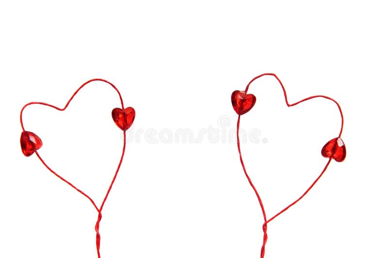 Ate con alambre los corazones rojos aislados en el fondo blanco fotografía de archivo Ate con alambre los corazones rojos aislados en el fondo blanco fotografía de archivo