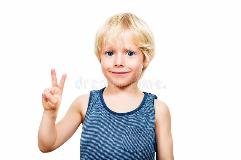 Atelieraufnahme des entzückenden blonden Jungen mit blauen Augen lizenzfreie stockfotografie Atelieraufnahme des entzückenden blonden Jungen mit blauen Augen lizenzfreie stockfotografie