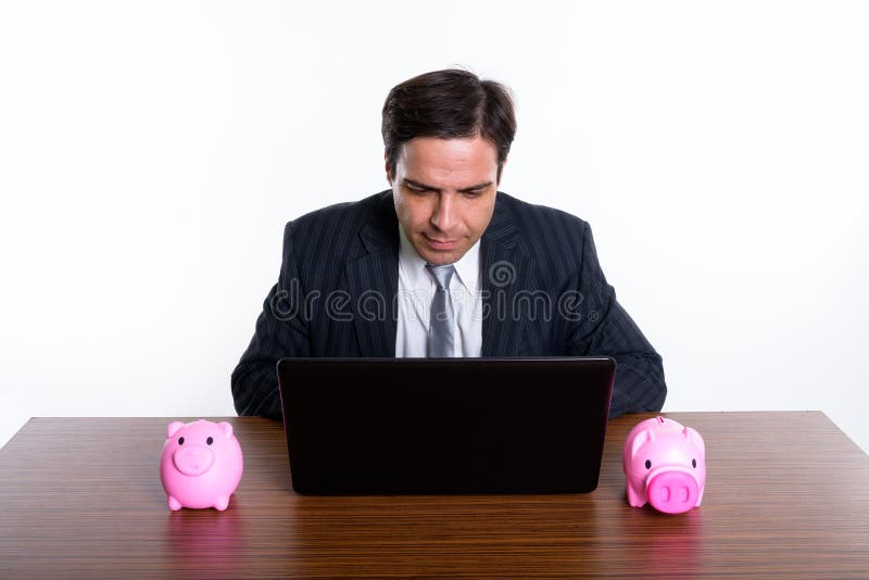 Atelieraufnahme des jungen persischen Geschäftsmannes, der Laptop mit zwei p verwendet stockfoto Atelieraufnahme des jungen persischen Geschäftsmannes, der Laptop mit zwei p verwendet stockfoto
