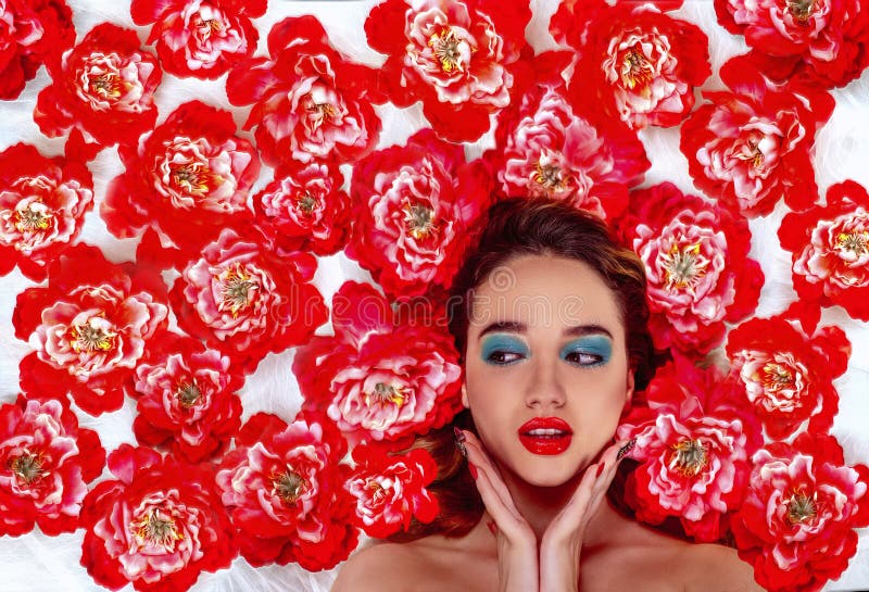 Atelieraufnahme eines schönen Mädchens mit Make-up umgeben durch rote Mohnblumen lizenzfreies stockbild Atelieraufnahme eines schönen Mädchens mit Make-up umgeben durch rote Mohnblumen lizenzfreies stockbild