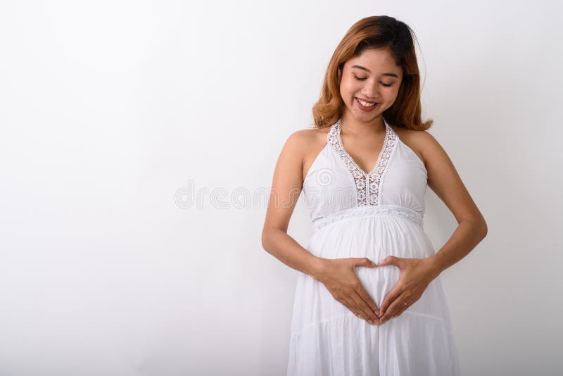 Atelieraufnahme von junger glücklicher asiatischer lächelnder wann MA der schwangeren Frau stockfotos Atelieraufnahme von junger glücklicher asiatischer lächelnder wann MA der schwangeren Frau stockfotos