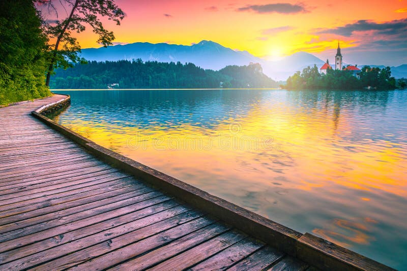 Atemberaubende Pilgerfahrtkirche und See geblutet bei Sonnenaufgang, Slowenien, Europa stockfotos Atemberaubende Pilgerfahrtkirche und See geblutet bei Sonnenaufgang, Slowenien, Europa stockfotos