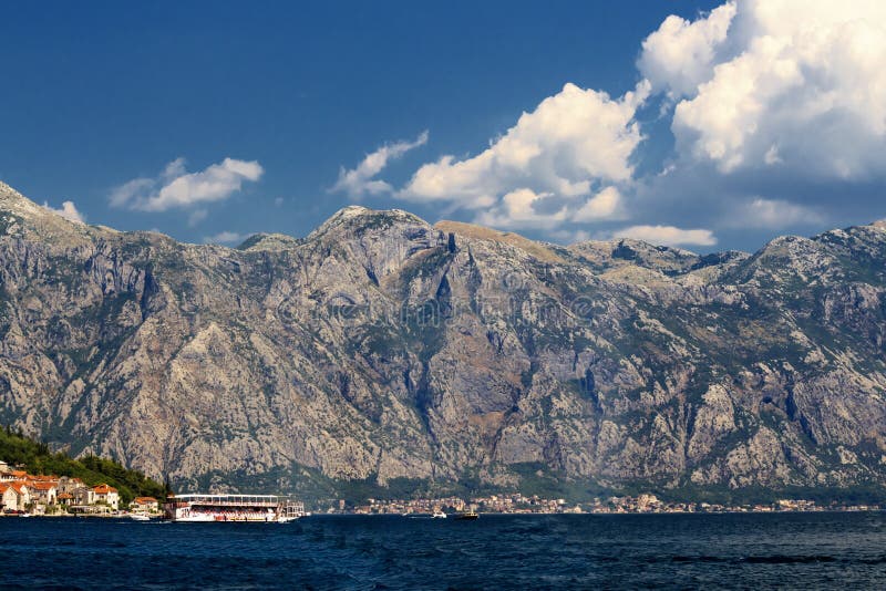 Atemberaubende Sicht auf die Bucht von Boko Kotor der Rocky Mountains Dinarische Alpen und die Adria von Montenegro, weicher Fokus lizenzfreie stockbilder Atemberaubende Sicht auf die Bucht von Boko Kotor der Rocky Mountains Dinarische Alpen und die Adria von Montenegro, weicher Fokus lizenzfreie stockbilder