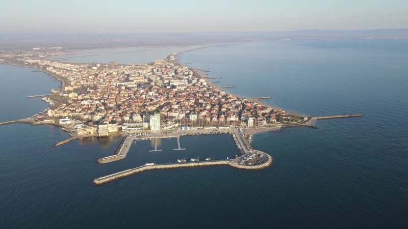 Atemberaubende Sicht auf die Luft Stadt pomorie bulgaria