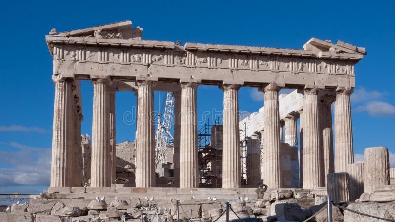 ATEN GREKLAND - JANUARI 20, 2017: Parthenonen i akropolen av Aten