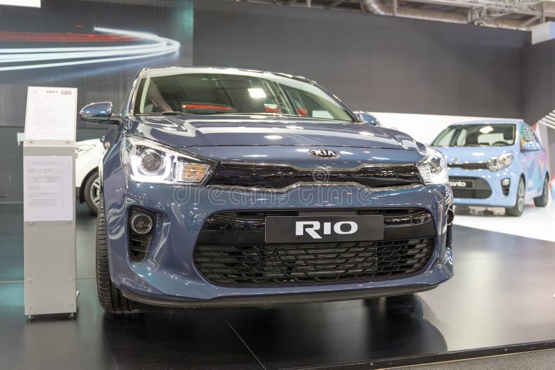 ATEN GREKLAND - NOVEMBER 14, 2017: Kia Rio dropp på Aftokinisi-Fisikon 2017 den motoriska showen arkivbilder ATEN GREKLAND - NOVEMBER 14, 2017: Kia Rio dropp på Aftokinisi-Fisikon 2017 den motoriska showen arkivbilder