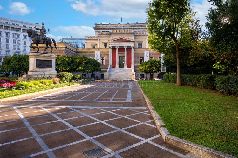 Atenas Attica Grecia. La Antigua Casa Del Parlamento Es Un Edificio ...