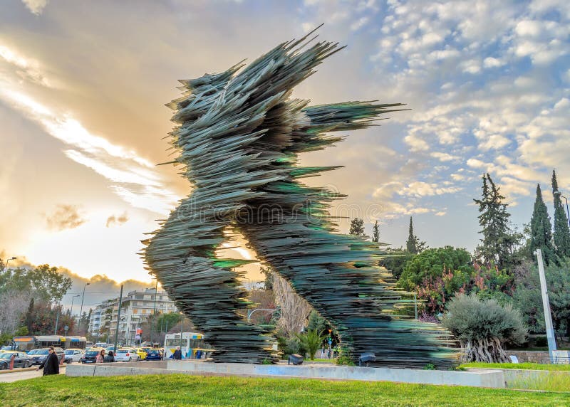 Atenas, Grecia - 12 de marzo de 2018: Escultura monumental de Dromeas del vidrio