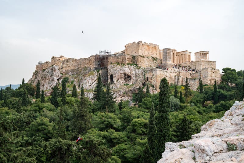 Atenas, Grecia - 25 04 2019: Templo del Parthenon en acr?polis en Atenas, Grecia imagen de archivo libre de regalías Atenas, Grecia - 25 04 2019: Templo del Parthenon en acr?polis en Atenas, Grecia imagen de archivo libre de regalías