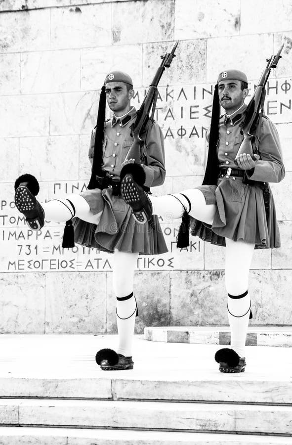 ATENAS, GRÉCIA - 21 DE JULHO DE 2017: Protetores em mudança cerimoniais em Atenas imagens de stock ATENAS, GRÉCIA - 21 DE JULHO DE 2017: Protetores em mudança cerimoniais em Atenas imagens de stock