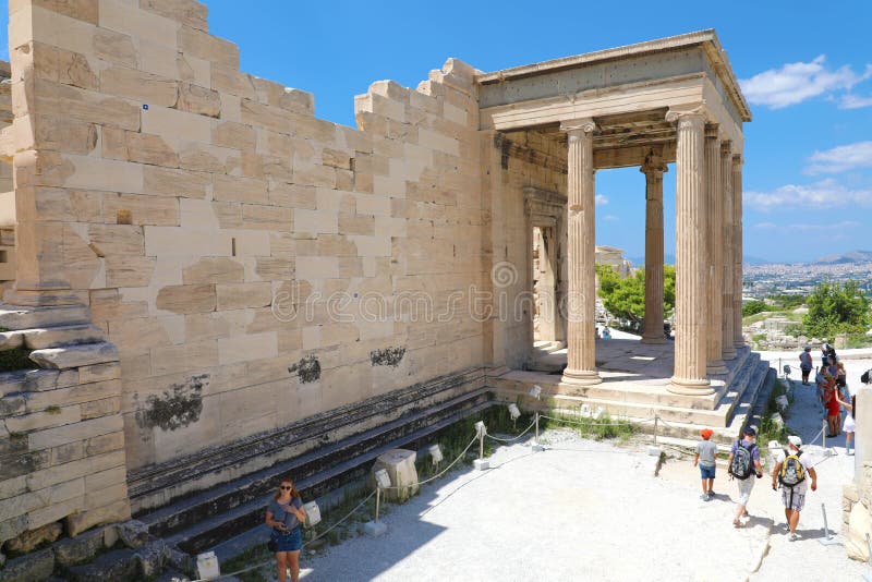 ATENAS, GRÉCIA - 18 DE JULHO DE 2018: Ruínas do templo de Erechtheum no A fotografia de stock royalty free ATENAS, GRÉCIA - 18 DE JULHO DE 2018: Ruínas do templo de Erechtheum no A fotografia de stock royalty free