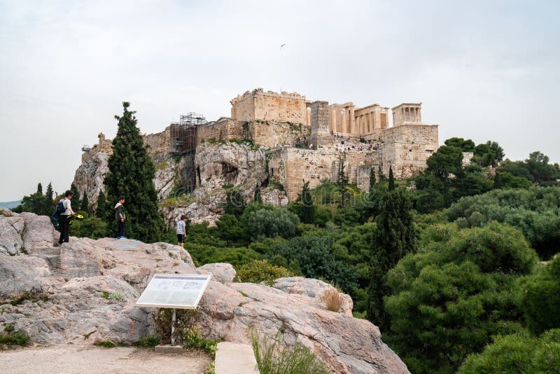 Ateny, Grecja - 25 04 2019: Parthenon ?wi?tynia w akropolu przy Ateny, Grecja zdjęcie stock Ateny, Grecja - 25 04 2019: Parthenon ?wi?tynia w akropolu przy Ateny, Grecja zdjęcie stock