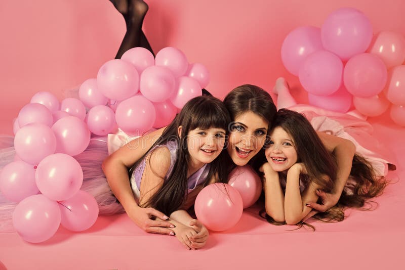 Atenção parental Mãe e criança com vintage dos balões do rosa