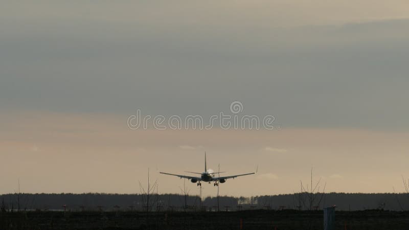 Aterrissagem de avião no aeroporto à noite