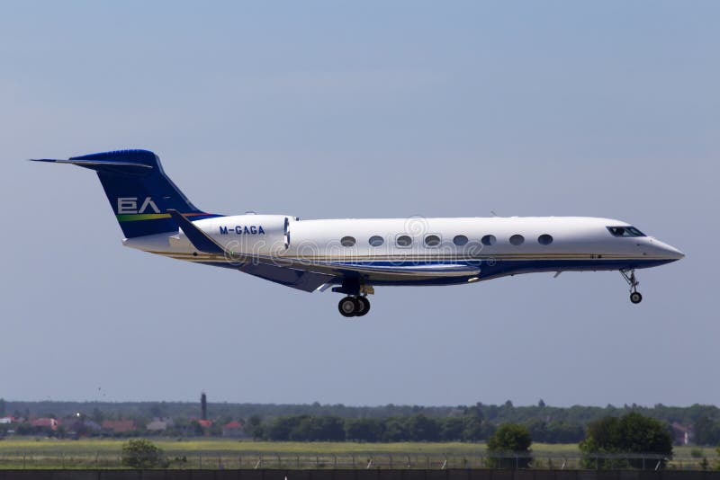 Aterrissagem de aviões aeroespacial de M-GAGA Gulfstream G-VI Gulfstream G650 na pista de decolagem imagem de stock Aterrissagem de aviões aeroespacial de M-GAGA Gulfstream G-VI Gulfstream G650 na pista de decolagem imagem de stock