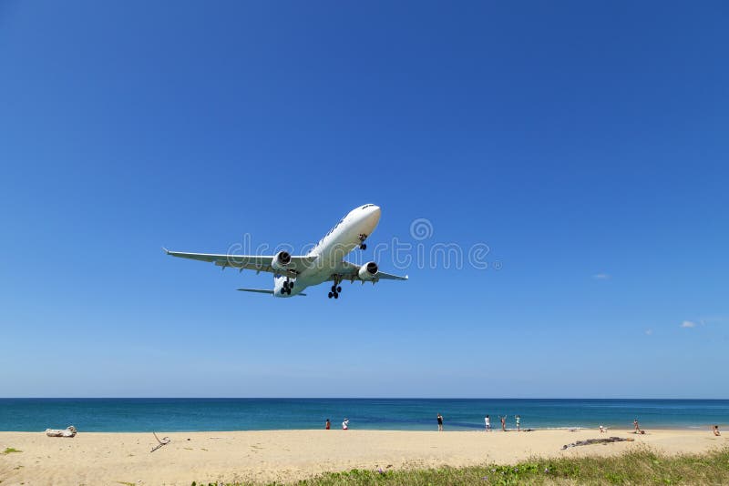 Aterrizaje de aeroplano comercial sobre el mar y el cielo azul claro sobre fondo de la naturaleza del paisaje, viaje de negocios fotos de archivo libres de regalías Aterrizaje de aeroplano comercial sobre el mar y el cielo azul claro sobre fondo de la naturaleza del paisaje, viaje de negocios fotos de archivo libres de regalías