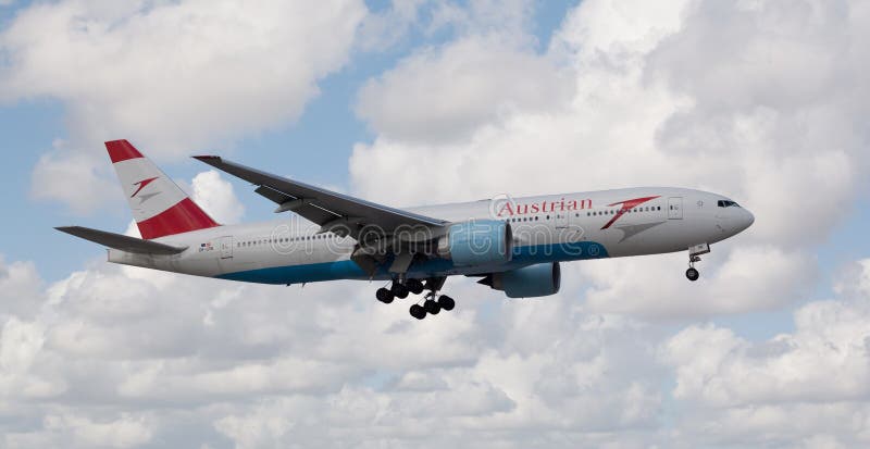 Aterrizaje de Austrian Airlines Boeing 777 foto de archivo libre de regalías