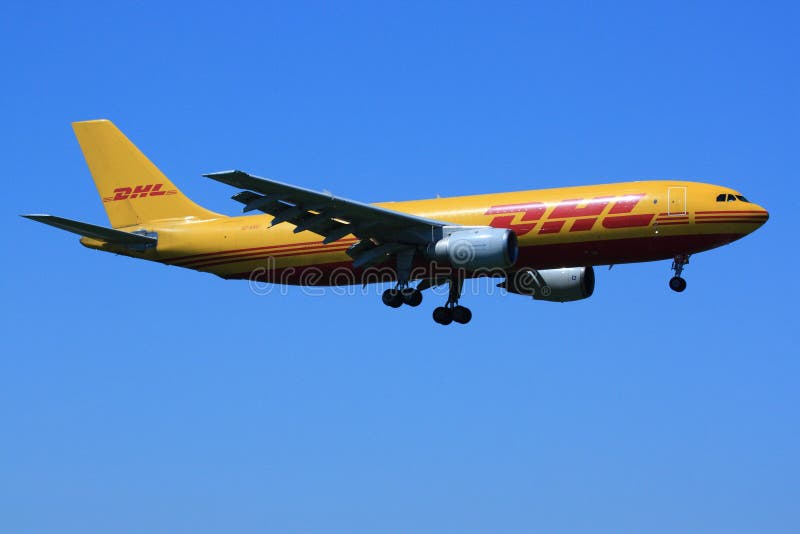 Aterrizaje de aviones de DHL fotos de archivo Aterrizaje de aviones de DHL fotos de archivo