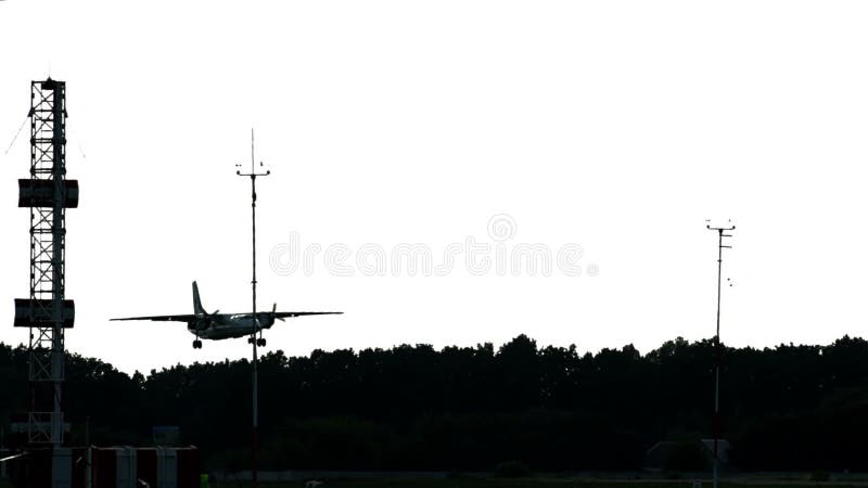 Aterrizaje de la oscuridad en el aeropuerto El avión baja para aterrizar la torre del wireframe