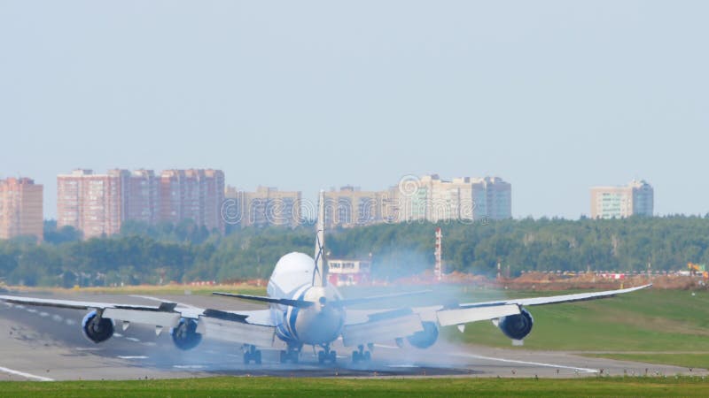 Aterrizaje del avión de carga AirBridge Boeing 747