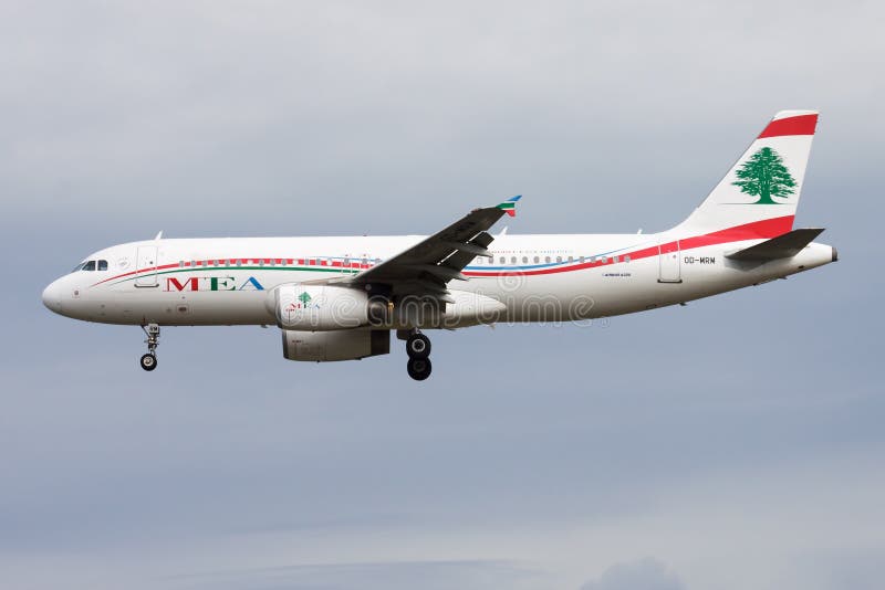 Aterrizaje del avión de pasajeros de MEA Middle East Airlines Airbus A320 OD-MRM en el aeropuerto de Francfort imagenes de archivo Aterrizaje del avión de pasajeros de MEA Middle East Airlines Airbus A320 OD-MRM en el aeropuerto de Francfort imagenes de archivo