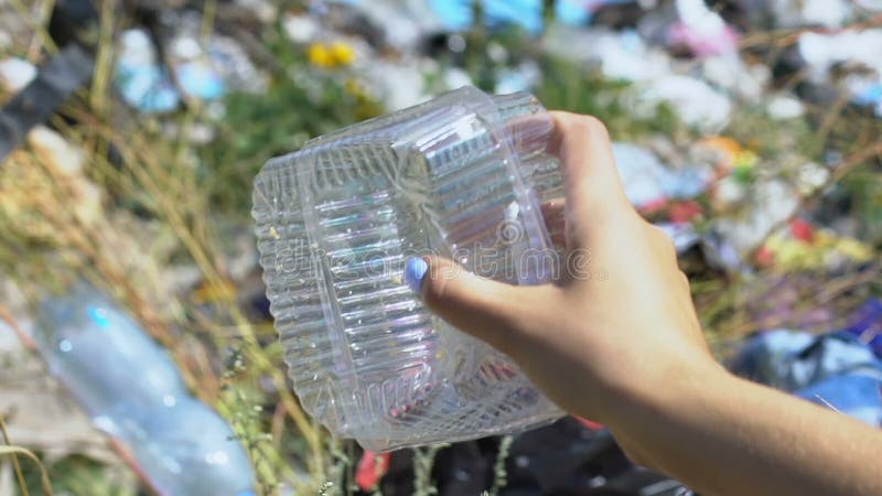 Aterros de plástico à mão, atitude irresponsável perante a natureza