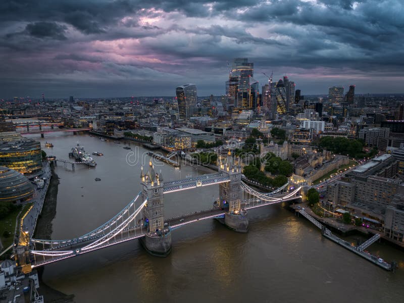 Atervy över londons citycape med tornbro och flodthammar