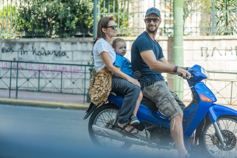 ATHEN, GRIECHENLAND - 16. SEPTEMBER 2018: Familienreitbewegungsroller stockbilder ATHEN, GRIECHENLAND - 16. SEPTEMBER 2018: Familienreitbewegungsroller stockbilder
