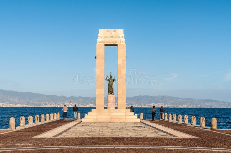 Athena-godinstandbeeld en Monument aan Vittorio Emanuele bij Arenadello Stretto binnen stock afbeelding Athena-godinstandbeeld en Monument aan Vittorio Emanuele bij Arenadello Stretto binnen stock afbeelding