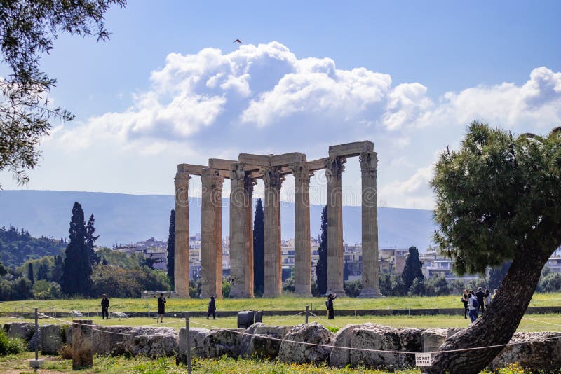 Athene Griekenland Olympian oude de tempelruïnes van Zeus, zonnige dag stock afbeelding Athene Griekenland Olympian oude de tempelruïnes van Zeus, zonnige dag stock afbeelding