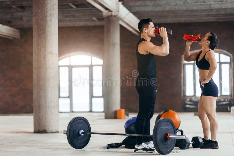 Jeunes Ajouter Indiens Sportifs à La Corde De Bataille à Faire De  L'exercice Dans La Salle De Sport De Formation Fonctionnel De Fi Photo  stock - Image du fuselage, beau: 197374624