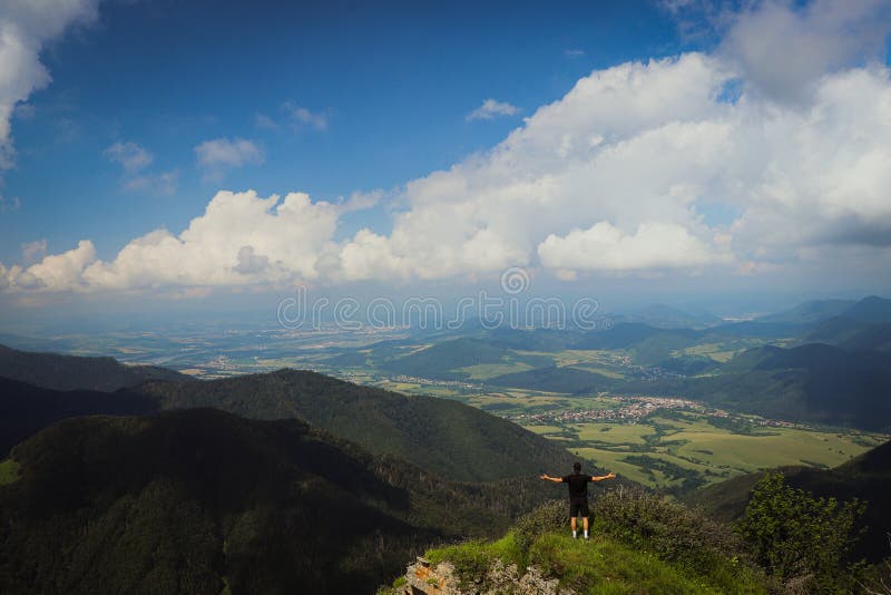 Športovec v čiernom tričku sedí na vrchole Malej Fatry. Turistické prechádzky po hrebeňoch Malej Fatry v slovenských horách.