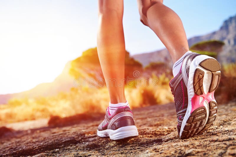 Sportovec běží sport, nohy na stopu zdravý životní styl fitness.