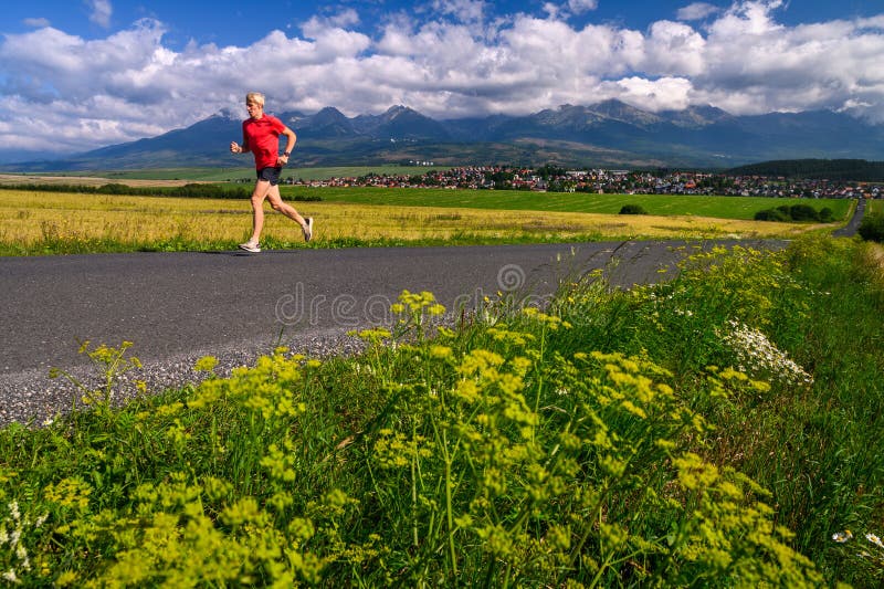 Športovec vlak v rannej letnej krajine pod krásnymi horami. Vysoké Tatry, Slovensko