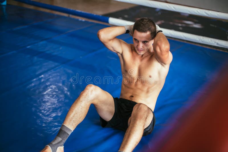 Athletenmann, der ABStrainingsübung tut lizenzfreies stockfoto Athletenmann, der ABStrainingsübung tut lizenzfreies stockfoto
