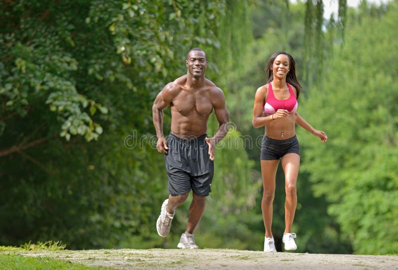 Athletische und geeignete Afroamerikanerpaare - rüttelnd in einem Park lizenzfreies stockfoto Athletische und geeignete Afroamerikanerpaare - rüttelnd in einem Park lizenzfreies stockfoto