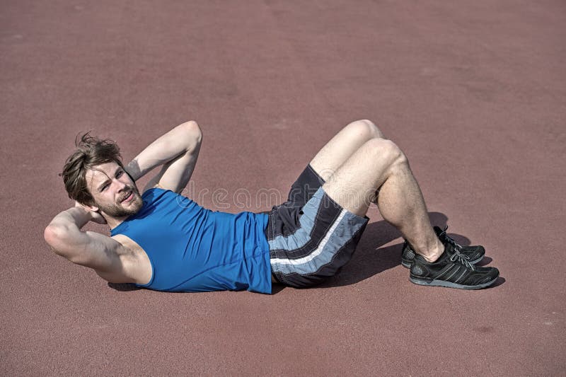 Athletischer Bartiger Mann Mit Dem Muskulosen Korper Der Ubungen Fur Abdominal Tut Stockbild Bild Von Mann Muskulosen