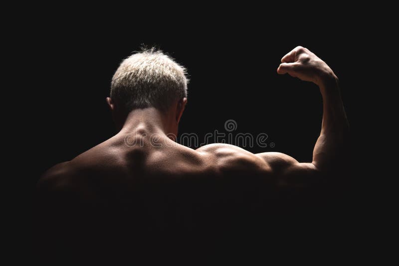 Athletischer Mann der hübschen Energie im drastischen Licht Starker Bodybuilder mit perfekten Schultern, Bizeps, Trizeps, Rücksei stockfotografie Athletischer Mann der hübschen Energie im drastischen Licht Starker Bodybuilder mit perfekten Schultern, Bizeps, Trizeps, Rücksei stockfotografie