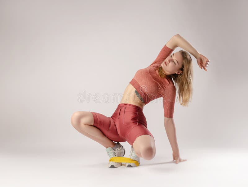 Athletisches Mädchen, das im Studio auf einem weißen Hintergrund darstellt stockbild