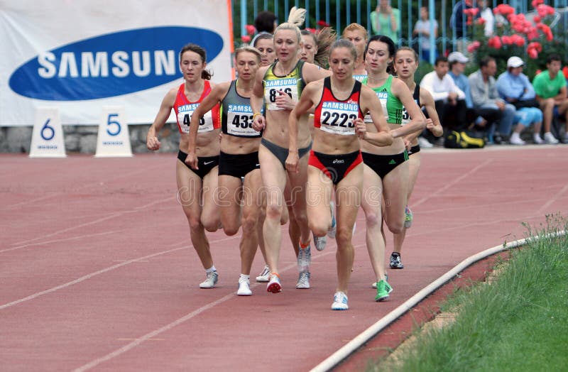 Athlets compete em 5000 medidores de raça