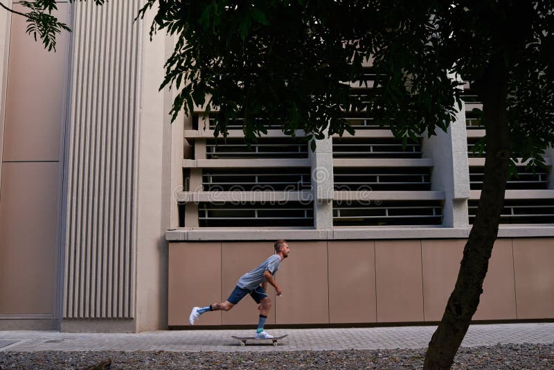Athlète et homme avec skateboard route et exercice pour la compétition en ville vitesse et fitness. Extérieur photos stock