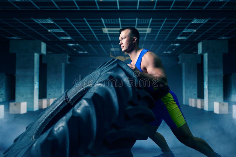 Athlète faisant l'exercice avec le pneu de camion, crossfit photos stock Athlète faisant l'exercice avec le pneu de camion, crossfit photos stock